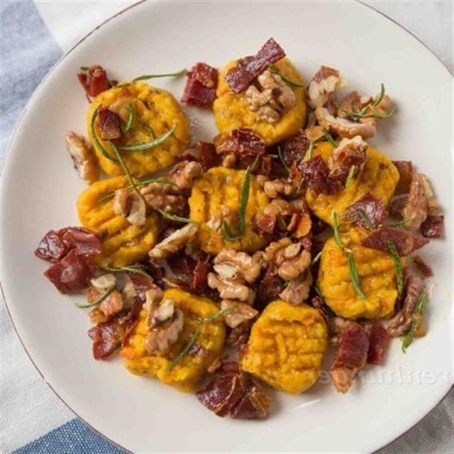 Gnocchi di zucca con noci e speck