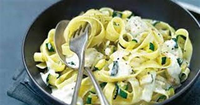 Pasta con zucchine e caprino fresco